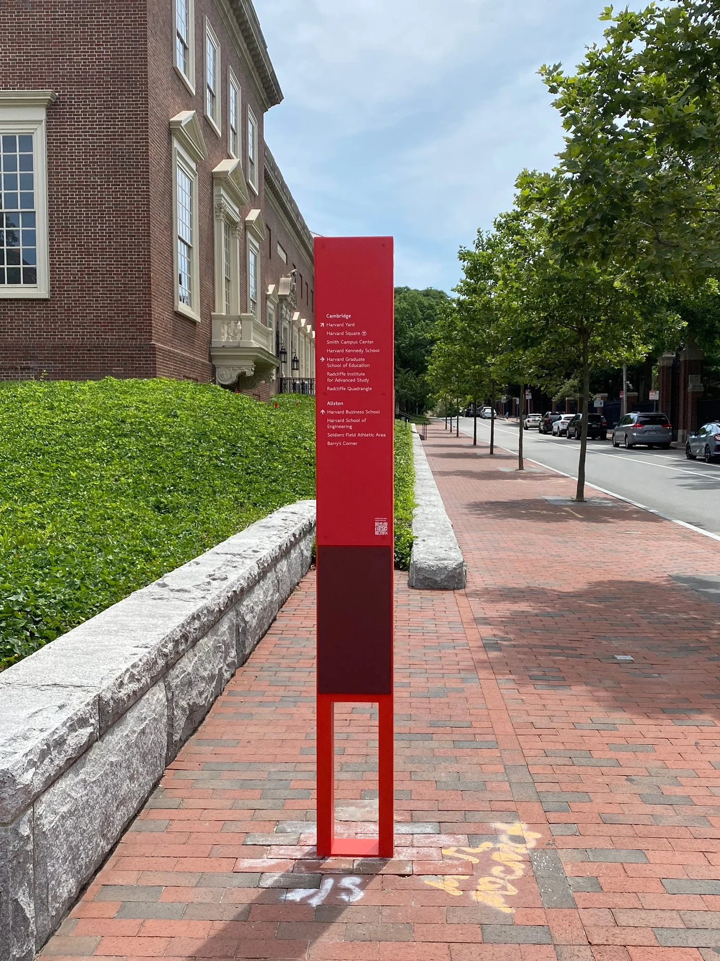 Orientation sign: clear hierarchy for quick scanning in motion